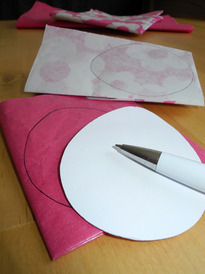 Papier falten und mit Schablone Ei aufzeichnen