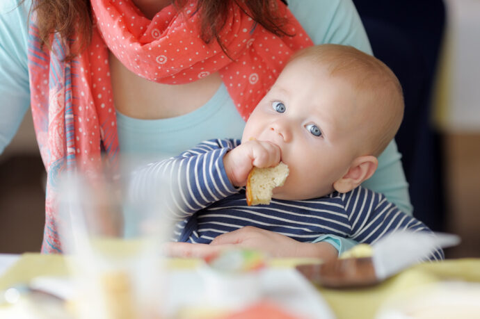 Baby isst ein Stück Brot