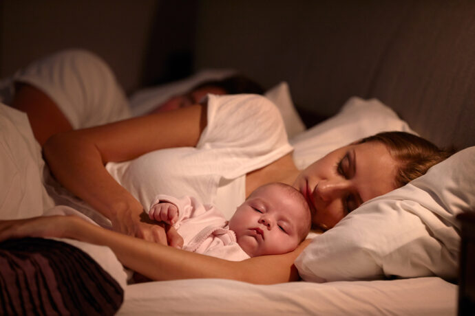 Baby schläft mit im Elternbett