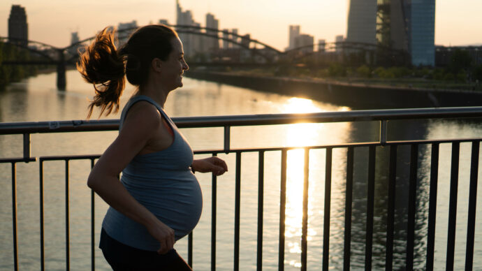 sport in der schwangerschaft ab wann, 1. trimester, schwangerschaft joggen, crosstrainer, fitnessstudio, krafttraining, wie viel sport schwangerschaft, sportarten für schwangere, sport frühschwangerschaft