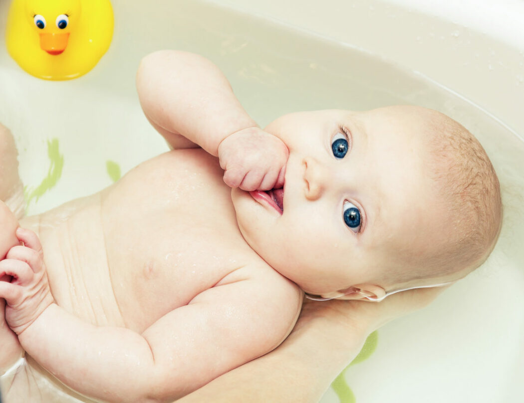 Baby In Großer Badewanne Baden