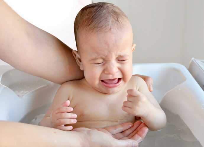 baby angst vor wasser, baby weint beim baden, baby mag kein babyschwimmen, baby richtig baden große badewanne