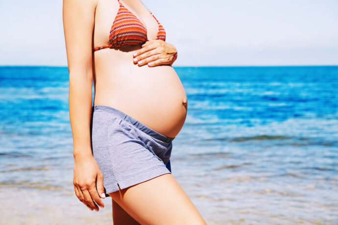 schwanger im urlaub, reisen in der schwangerschaft, fliegen, tropische länder, fernreise