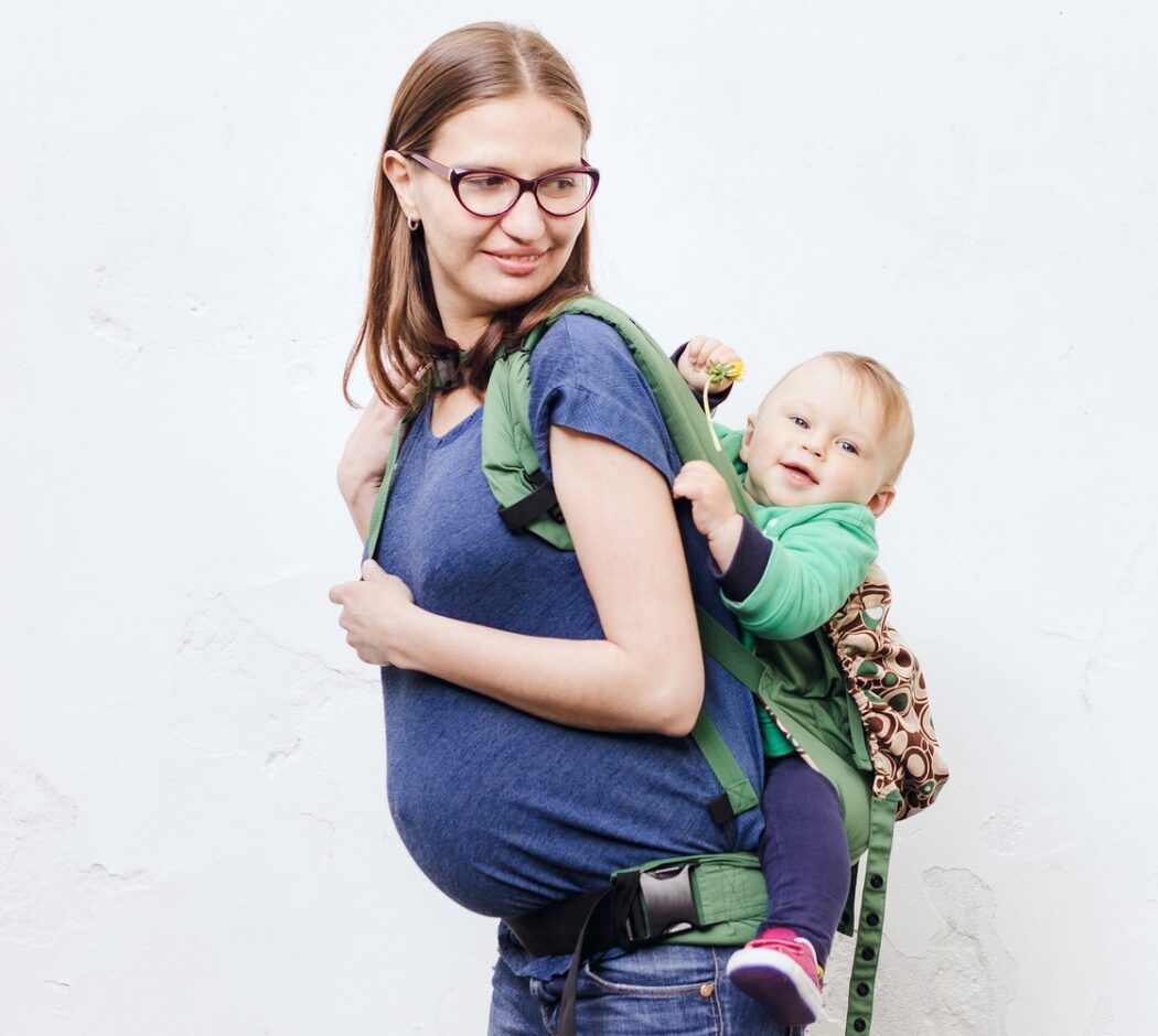 kleinkind tragen schwangerschaft rücken babytrage