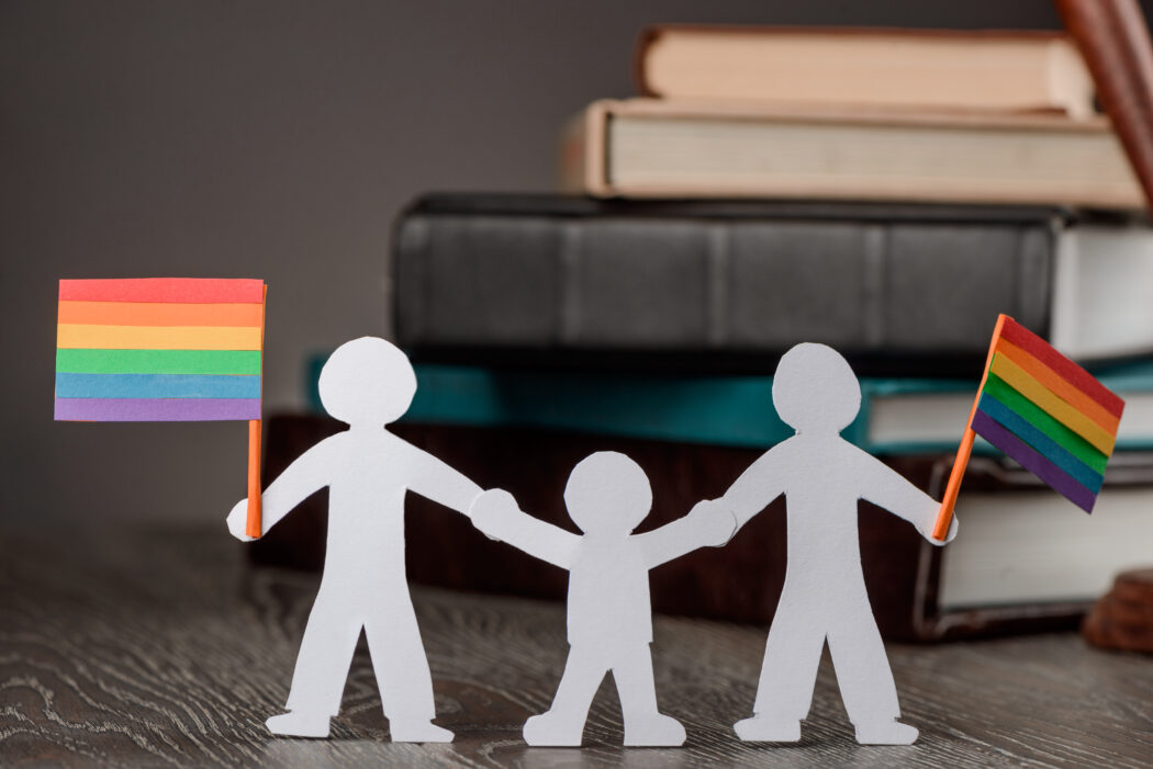 schwul homo gay baby kind wunsch adoptieren pflegekind regenbogen familie papa und papi