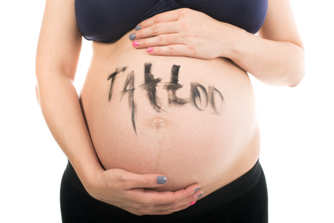 tattoos schwanger tätowieren in der schwangerschaft