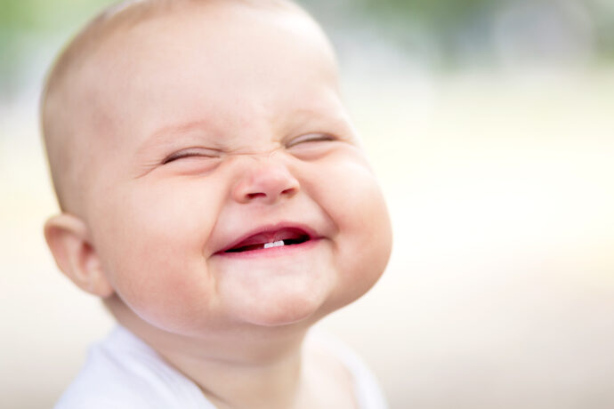 Ab wann lächeln Babys, ab wann lachen babys laut, baby erstes lachen, 1. lächeln, engelslächeln