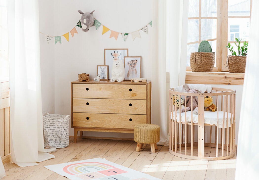 Babyzimmer einrichten deko ideen Babybett holz skandi stil, Kinderzimmer Deko 