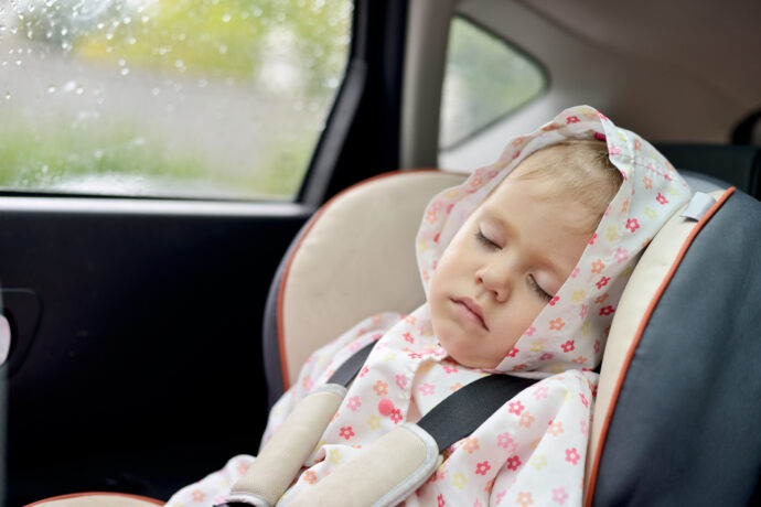 schlafendes Kleinkind im Auto, Mädchen schläft im Autositz