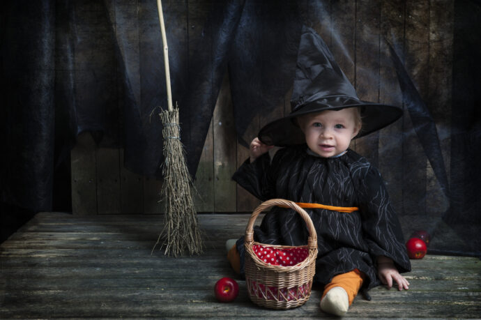 baby halloween kostuem schwarze hexe mit spitzem hut
