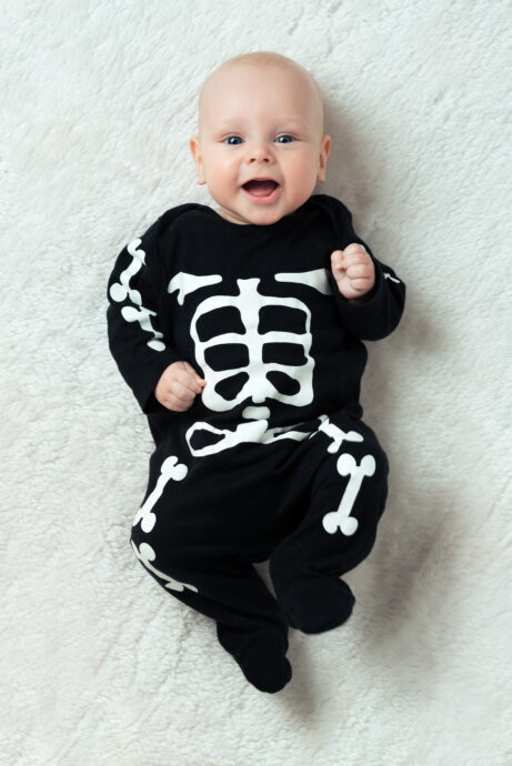 halloween kostuem baby schwarzer strampler mit skelett print
