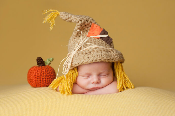 neugeborenes baby halloween portrait mit strickmuetze