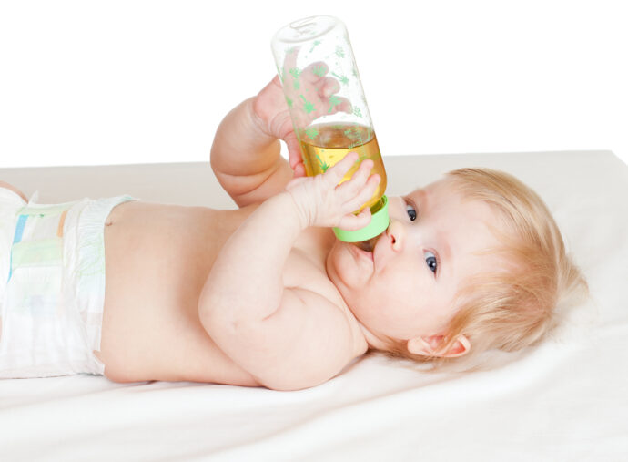 süßes baby 6 monate alt trinkt liegend flasche mit fencheltee für babys