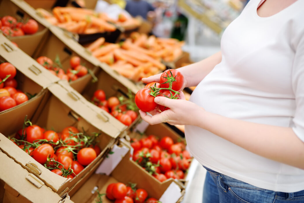 Schwangere beim Tomaten-Kauf
