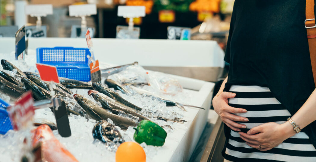 fisch in der schwangerschaft liste, schwangere frau kauft frischen fisch