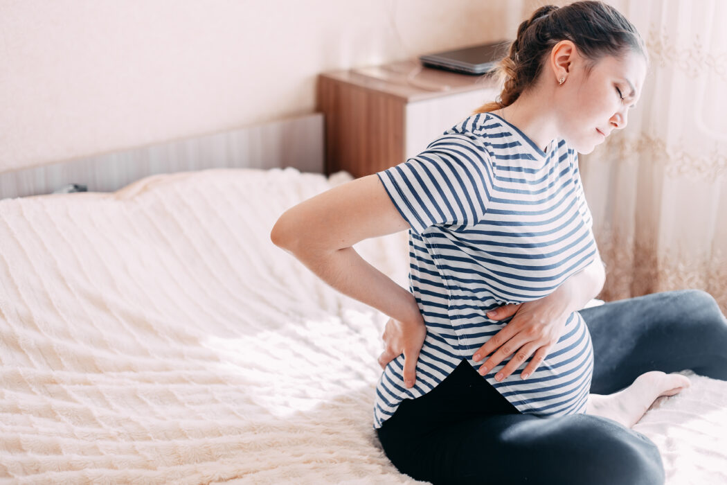 schwangere frau mit rueckenschmerzen fragt sich welche schmerzsalbe in der schwangerschaft erlaubt ist