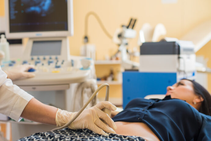 frauenarzt stellt bei ultraschall untersuchung bauchhöhlenschwangerschaft fest