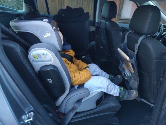 joie i-trillo lx test kleinkind sitzt im kindersitz im auto