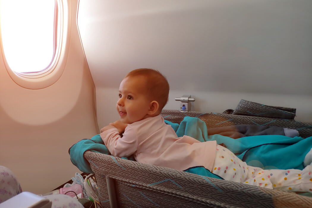 fliegen mit baby säugling liegt im bassinett im flugzeug