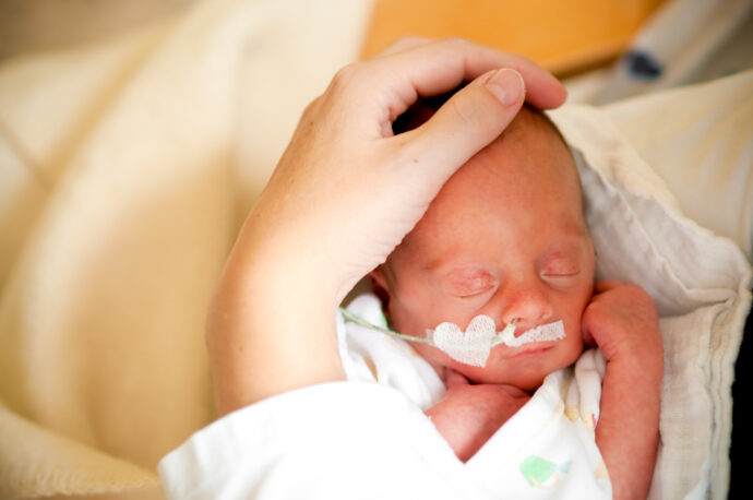 baby im inkubator, frühchenmutter, frühcheneltern