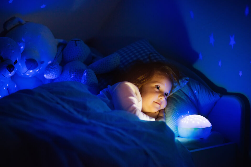2-jähriges kind wacht nachts ständig auf und weint nachtlicht tröstet es