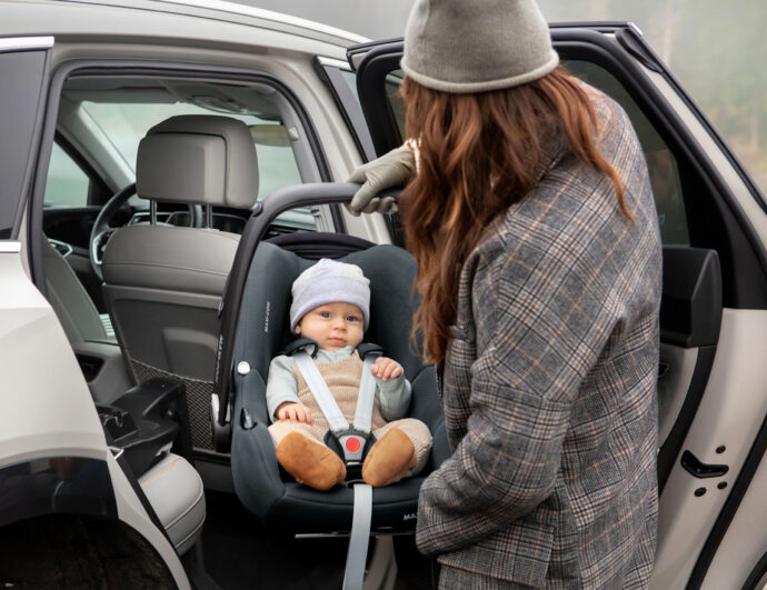 kindersitztest 2022, baby in der babyschale, mutter setzt baby ins auto