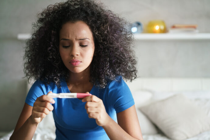 frau mit negativem schwangerschaftstest fragt sich warum werde ich nicht schwanger