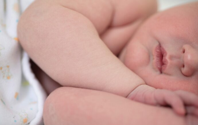 großwuchs fetale makrosomie baby mit babyspeck schläft