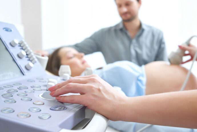 risikoschwangerschaft ultraschall untersuchung einer schwangeren beim frauenarzt