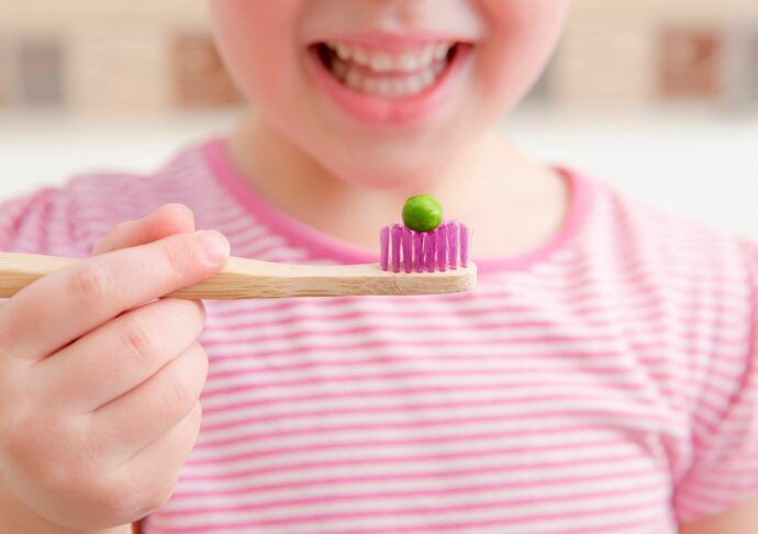 gemäß fluorid für kinder mengen empfehlung hält mädchen zahnbürste mit erbse statt zahnpasta