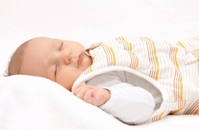baby schläft in babyschlafsack mit tog-wert 2,5