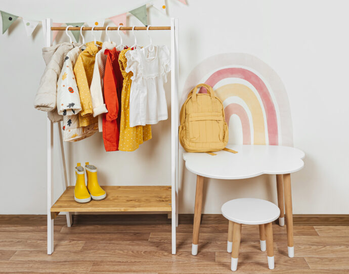 montessori kinderzimmer einrichten tipps ideen garderobe kleiderschrank