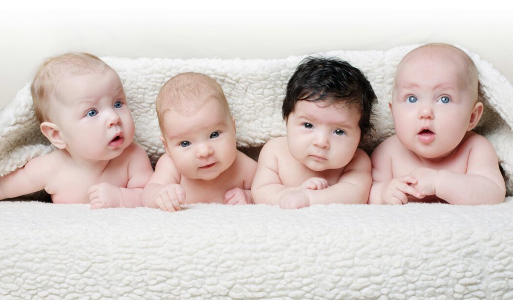 wie alt ist mein baby wochenrechner portrait vier süße babys auf lammfell