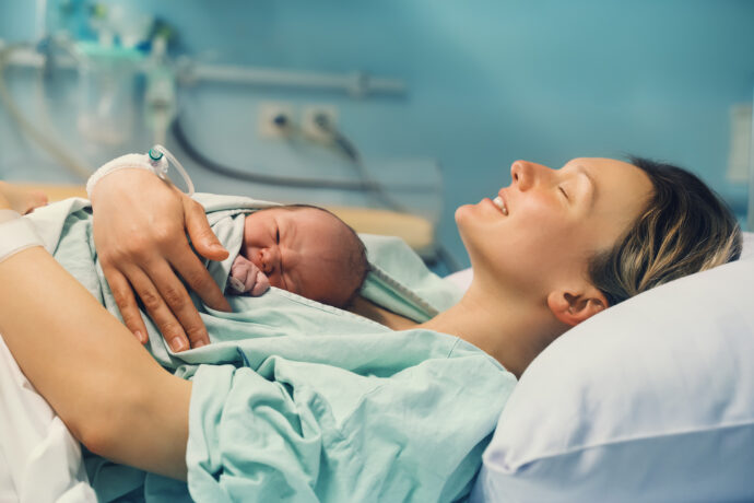 selbstbestimmte geburt krankenhaus klinik hebamme selbstbestimmung geburt, mutter mit neugeborenem baby nach geburt im krankenhaus