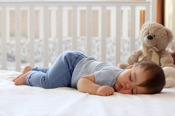 schlafregression baby schläft mittagsschlaf