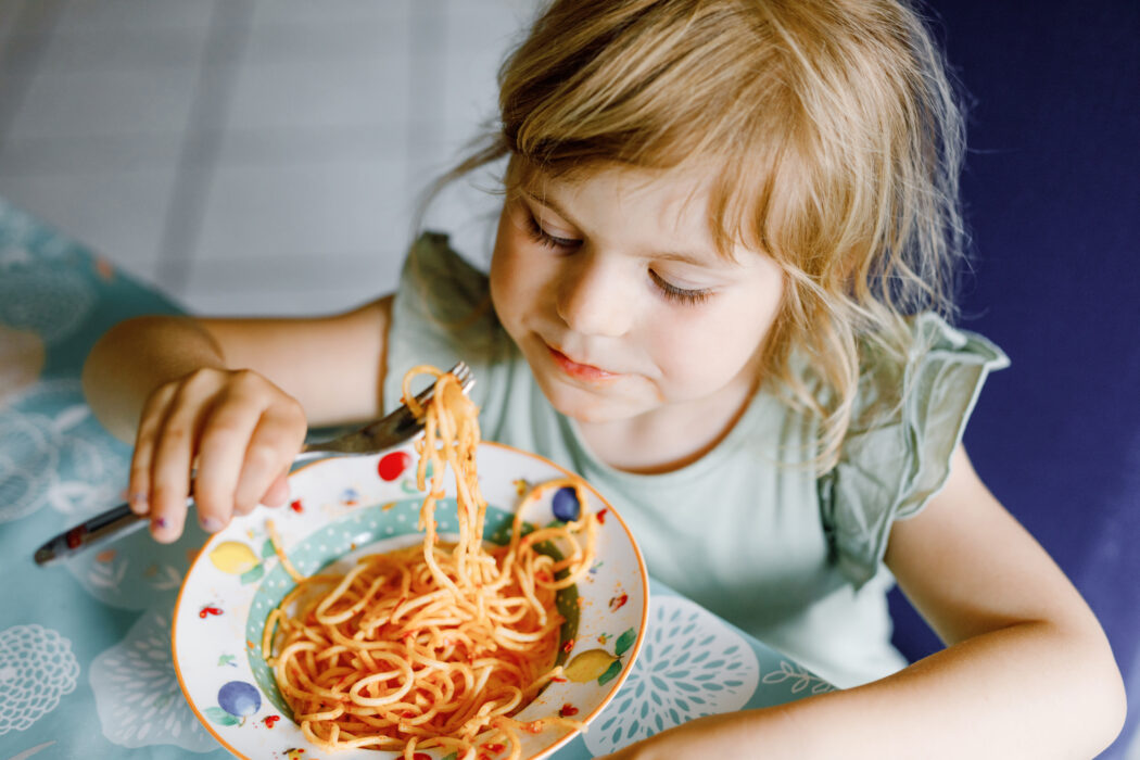 mittagessen für kleinkinder, kleines mädchen isst spaghetti