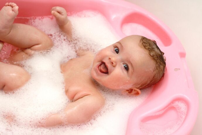 babybadewanne badeeimer top produkte fröhliches baby badet mit schaumbad